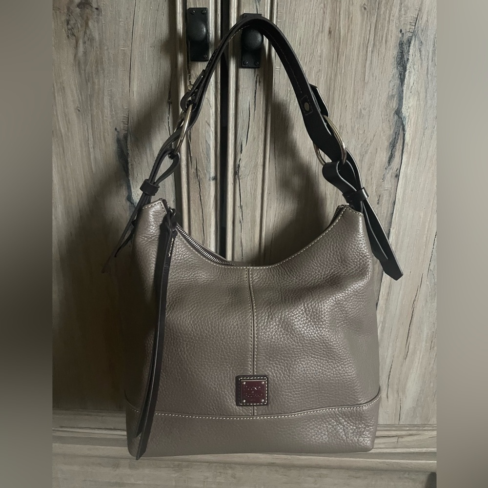 Dooney and Bourke Hobo 👜  👛